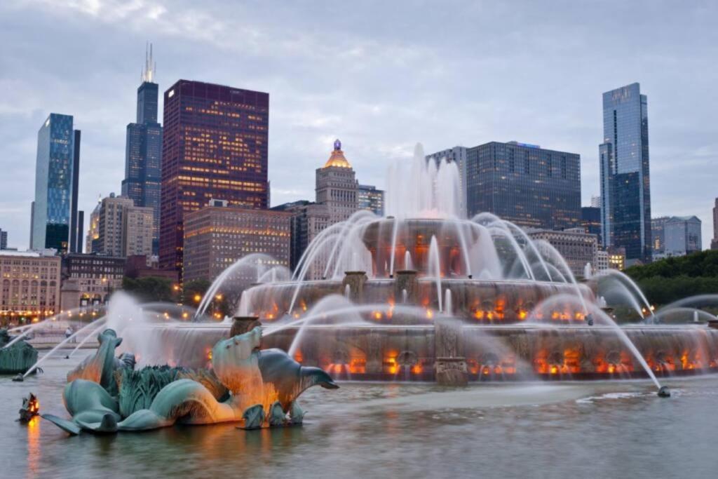 Group-friendly 2br With Optional Parking And Gym Access Near Mccormick Place And Soldier Field